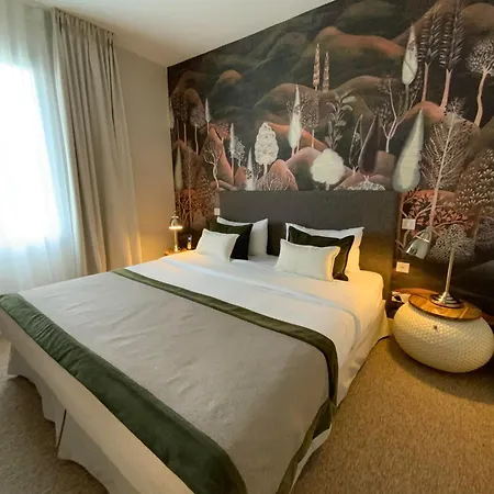 Le Renaissance Hotel