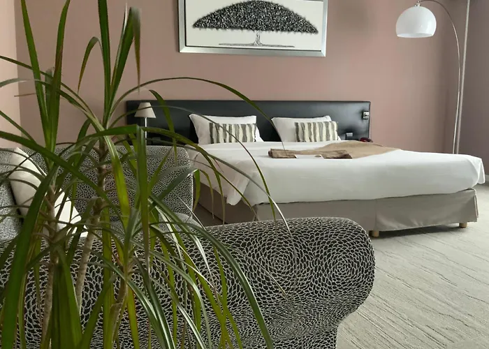 Le Renaissance Отель Мон-де-Марсан