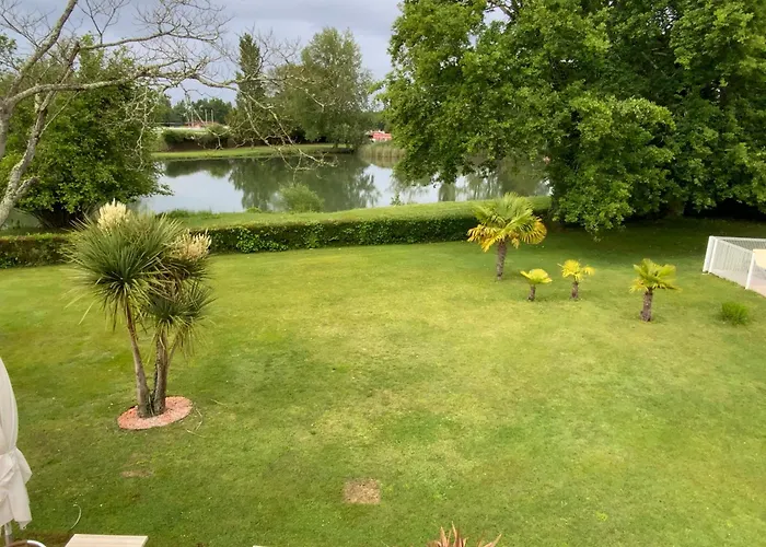 Отель Le Renaissance Мон-де-Марсан