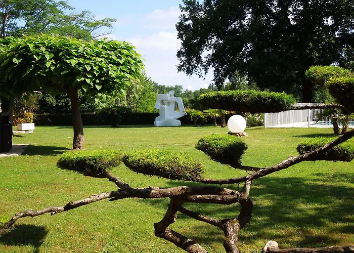 Le Renaissance Мон-де-Марсан